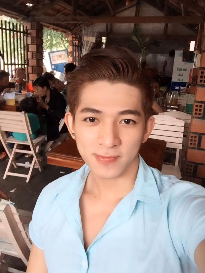 Nhiều bạn trẻ thắc mắc rằng "đứng bán hàng tại sao phải cởi trần", "có phải giả vờ bị chụp lén để khoe khoang body đẹp?"... Trước những thắc mắc này, Hoàng Đạt khẳng định bức ảnh được chụp lại với mục đích vui vẻ là chính, không hề mang mục đích PR, khoe khoang trá hình, cầu sự nổi tiếng.