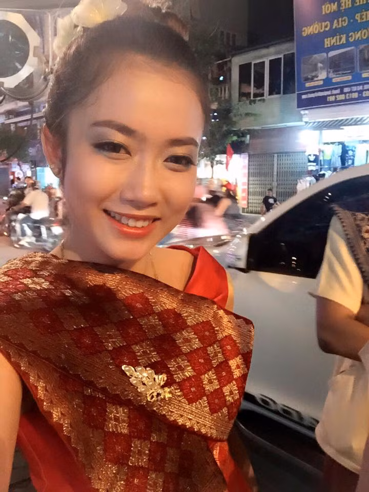 Sinh ra và lớn lên ở Lào nhưng Ket Ko Son lại sở hữu khuôn mang nhiều nét đẹp đậm chất Việt Nam. Cô nàng trông vừa thanh tú, sắc sảo vừa có chút dịu dàng, e ấp đặc trưng của những cô gái Việt trong tà áo dài.