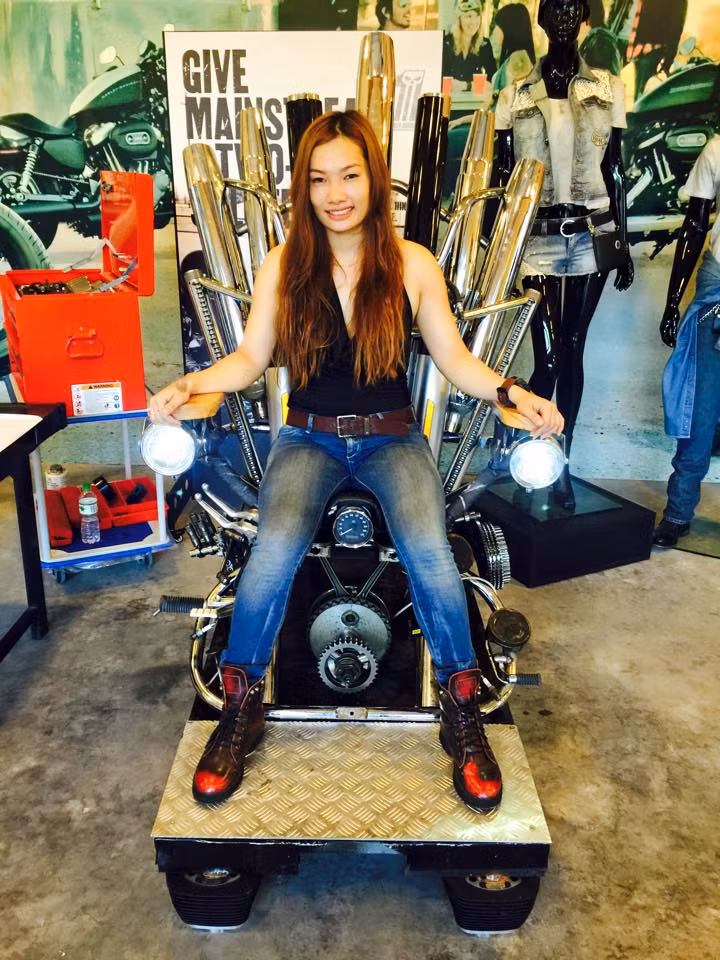 Ngọc Yến được mệnh danh là nữ biker quyến rũ nhất nhì Sài thành, có niềm đam mê lớn với xe và rất “chịu chơi”. Cô thường xuyên điều khiển những chiếc xe lớn, cồng kềnh và có một phong thái cực ngầu, bụi phủi khiến nhiều đấng mày râu cũng phải ngỡ ngàng.