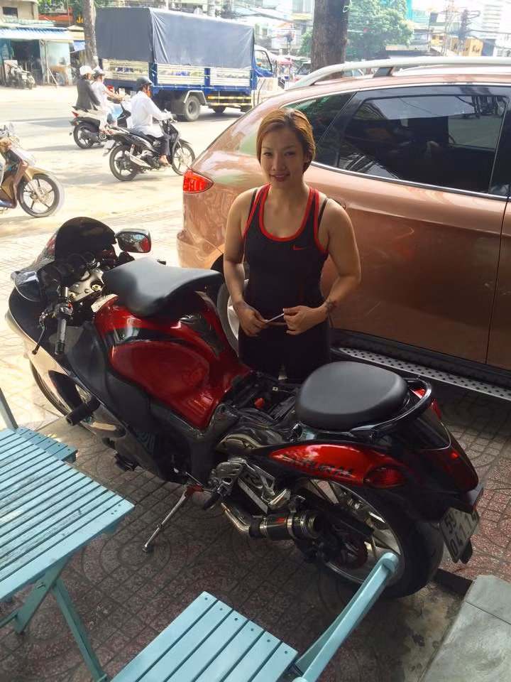 Theo tìm hiểu, nữ biker cưỡi “quái vật” trên phố trong bức ảnh gây sốt tên thật là Trương Ngọc Yến, sinh năm 1989, đang sinh sống và làm việc tại TP HCM. Chiếc xe Ngọc Yến đi được ví như quái vật là chiếc Hayabusa, một siêu phẩm của hãng Suzuki được giới chơi xe quen gọi là “Vua tốc độ”.