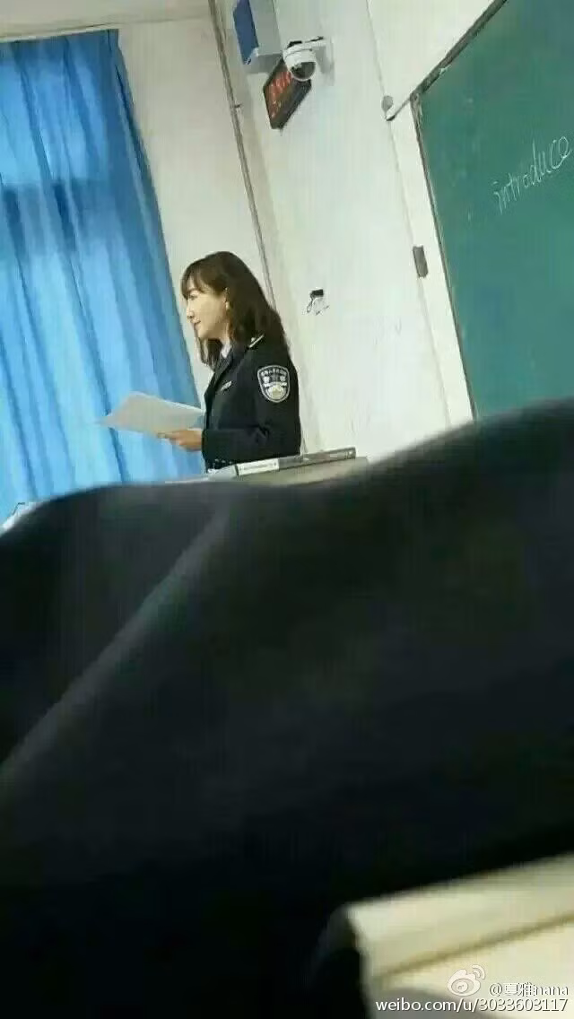 Ngoài khen ngợi về nhan sắc, dân mạng Trung Quốc còn so sánh nữ giảng viên xinh đẹp với Hàn Tuyết, một nữ diễn viên, ca sĩ gốc Giang Tô, khá có tiếng tăm trong làng giải trí Trung Quốc. Dân mạng cho rằng hai nhân vật này rất giống nhau, thậm chí nữ giảng viên trường Cảnh sát Hà Nam còn có phần vượt trội hơn.