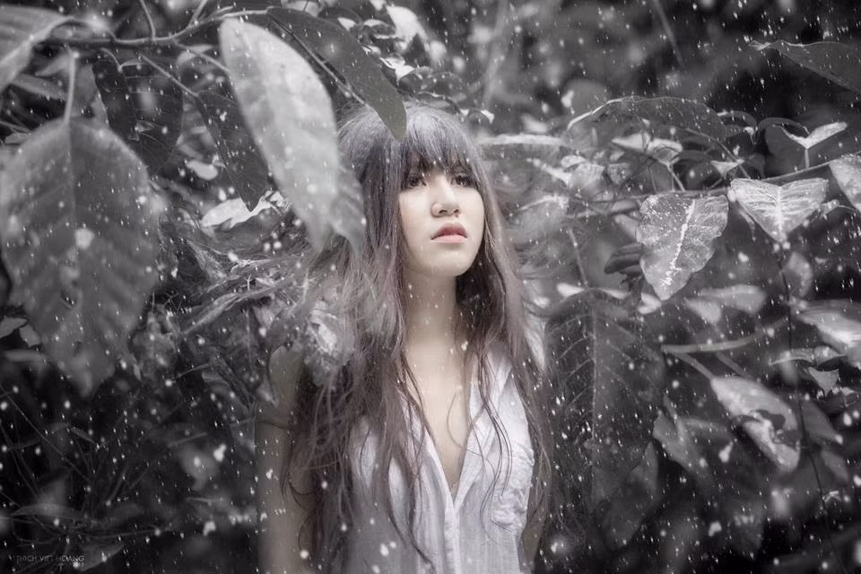 Để thực hiện bộ ảnh với những chi tiết cho thấy sự lập dị này Ngọc Bích và nhiếp ảnh gia trẻ Việt Hoàng đã phải rất kỳ công. Ngọc Bích phải tự bôi bẩn người, leo thác nước, nằm vùi mình trong đất, nằm cạnh đống lửa… để cho ra những bức ảnh độc lạ nhất.