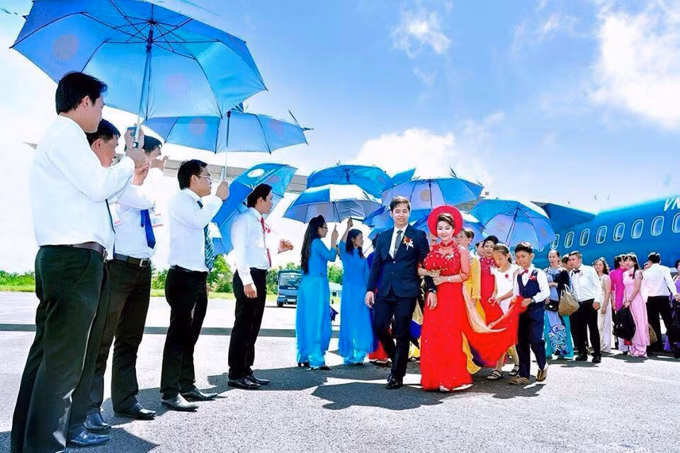 Anh cuoi cua cap 9X thue may bay Vietnam Airlines ruoc dau