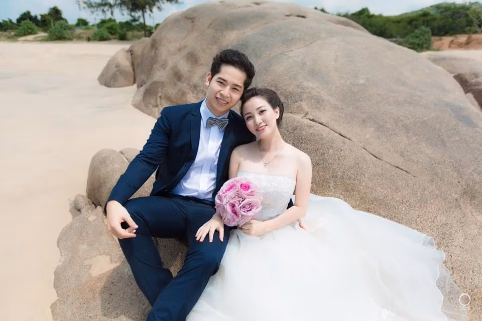 Đến với nhau từ nhiều sự trùng hợp, cặp đôi Minh Thiện – Hoàng Hằng được nhiều bạn trẻ nhận xét là “sinh ra để dành cho nhau”. Hiện tại cả hai đều đang nhận được rất nhiều lời chúc phúc từ bạn bè, người sử dụng mạng xã hội biết thông tin về đám cưới vừa qua.