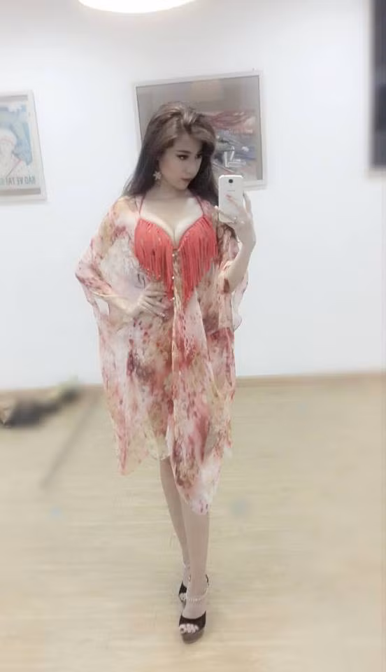 Nghề nghiệp nào cũng có áp lực riêng và sự cạnh tranh. Với riêng Hoàng Lan, cô cho rằng chỉ cần bản thân kém sắc, không còn xinh đẹp, dễ gây ấn tượng bằng mắt nhìn thì nữ PG đó gần như đã thất bại và không thể tiếp tục làm việc được nữa.