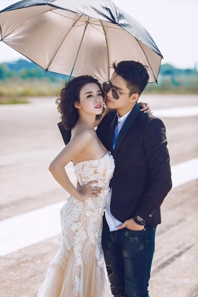 Tận dụng thế mạnh ngoại hình, vòng một khủng, Linh Miu không ngại đóng các cảnh nóng, nhận các vai diễn lẳng lơ, thích “khiêu khích”… Cô nàng từ chỗ thường xuyên bị ném đá nay đã có số lượng fan, người theo dõi, yêu mến rất lớn trên mạng xã hội.