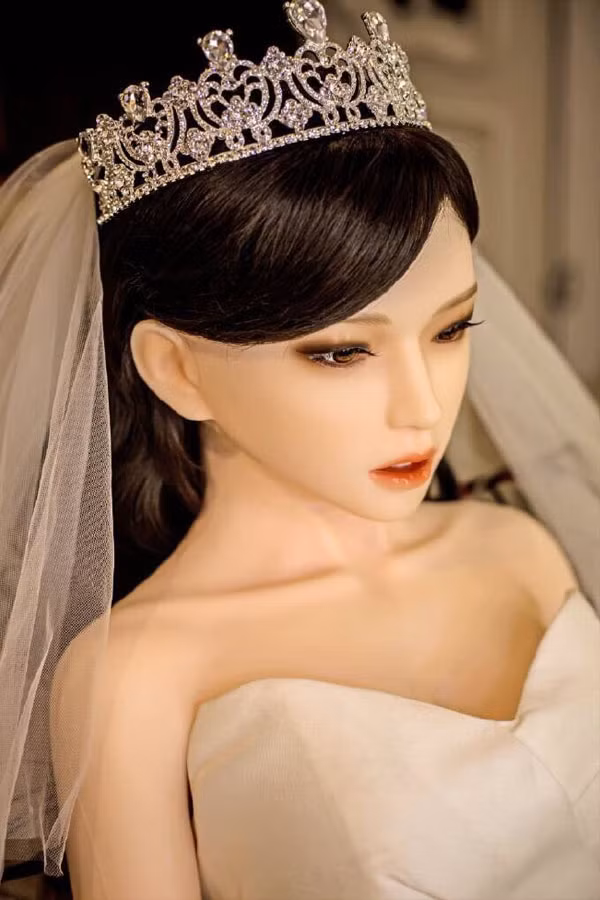 Nhiếp ảnh gia thực hiện bộ ảnh này cũng chia sẻ trên Sina: "Mỗi người đều có sự cảm nhận về tình yêu khác nhau. Cho dù bạn có cảm thấy nó quá khác thường thì với người trong cuộc, nó vẫn có ý nghĩa. Điều chúng ta có thể làm là tôn trọng quyết định của họ".