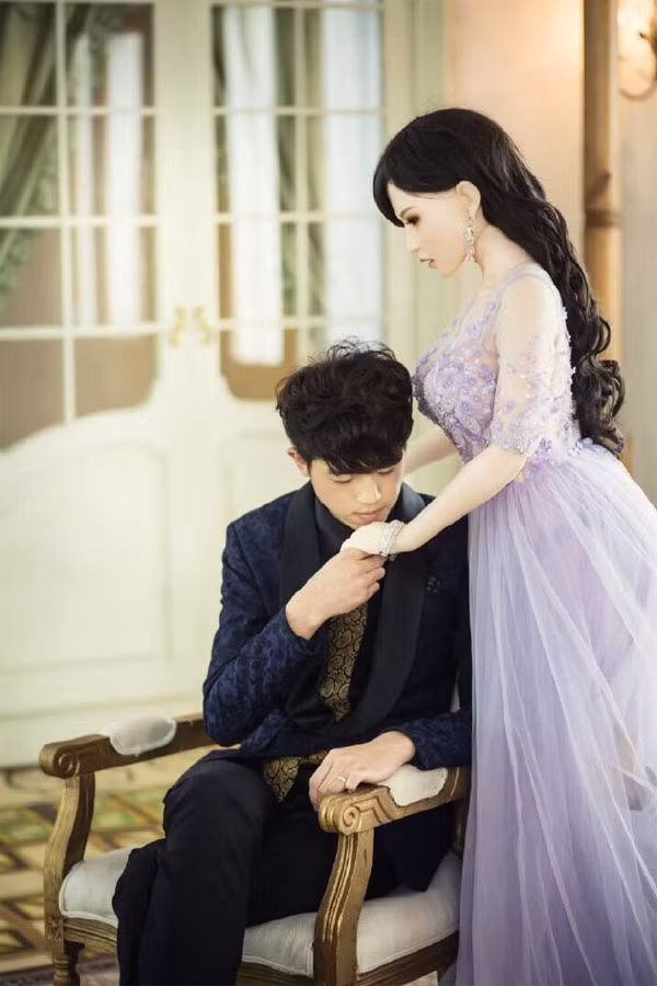 Trong bộ ảnh cưới, chàng trai cực kỳ tình tứ với cô vợ búp bê của mình. Dù là vật vô tri giác nhưng với khuôn mặt được làm khá xinh đẹp, cùng kích thước giống người thật và sự sắp đặt của ekip chụp ảnh, cô dâu búp bê trông cũng khá mềm mại và "có hồn" hơn.