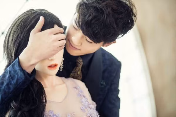 Theo Thời báo Hoàn cầu (Trung Quốc), anh chàng có người tình là cô búp bê năm nay 28 tuổi, hiện đang sinh sống tại Bắc Kinh. Chàng trai được khen ngợi hết lời về ngoại hình nhưng lại bị than phiền bởi tính cách, suy nghĩ và hành động quá khác người.