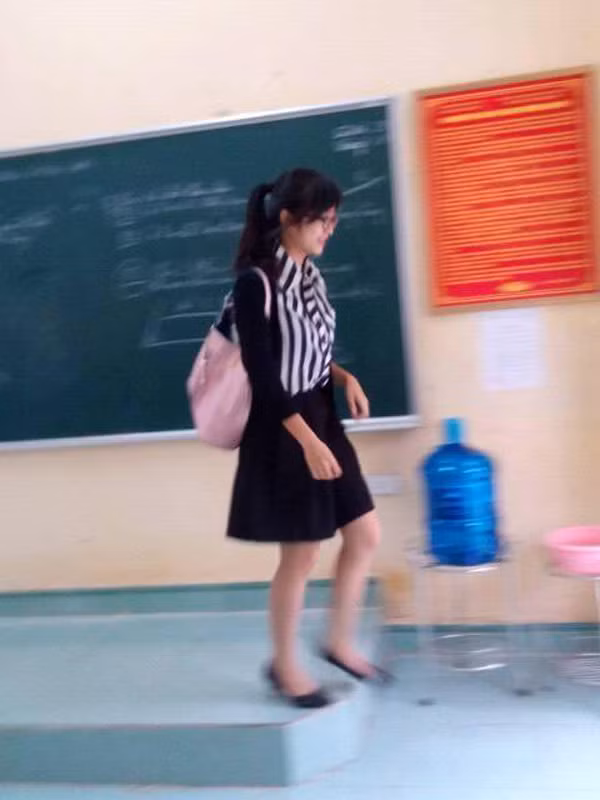 Quá nóng lòng muốn biết thêm những thông tin khác về cô giáo Hưng Yên xinh đẹp, dân mạng đã đổ xô đi tìm kiếm. Dường như cô Phương Anh có phong cách sống khá khép kín, không sử dụng mạng xã hội nên hiện tại dân mạng Việt vẫn chưa thể tìm ra chính xác trang cá nhân của cô.