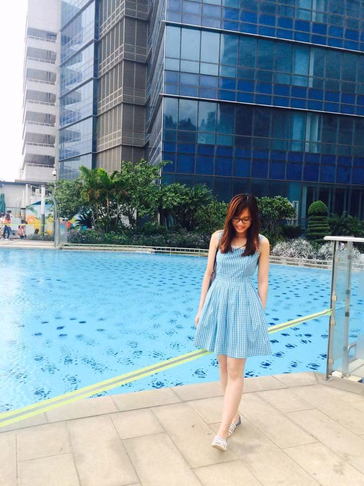 Trường hợp đầu tiên là của bạn trẻ Trần Thị Phương (ảnh), gặp rắc rối khi trang cá nhân của cô được chia sẻ vào đúng bài đăng ảnh của cô giáo Phương Anh trên fanpage nổi tiếng. Trần Thị Phương cảm thấy phiền phức nên đã lên tiếng: “Tôi là Trần Thị Phương, hiện đang là phiên dịch, không phải là cô giáo Phương Anh gì đó nha. Xin đừng làm phiền nữa”.