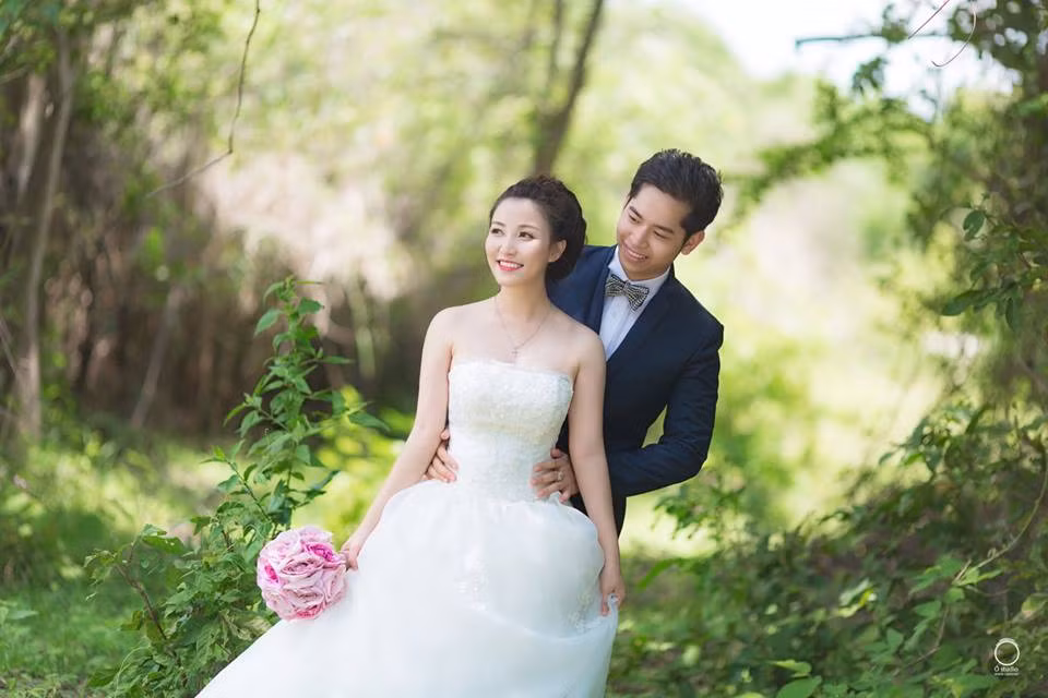 Theo tìm hiểu, Hoàng Hằng từng du học ở Mỹ ngành Quản trị Kinh doanh. Hiện tại Hằng là bà chủ của 2 nhà hàng hải sản lớn của gia đình và đều kinh doanh phát đạt.