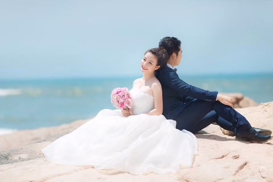 Cô dâu Hoàng Hằng đặc biệt được chú ý hơn nhờ dung mạo xinh xắn, đáng yêu, xuất hiện trong bộ ảnh cưới trước đó. Theo tìm hiểu Hoàng Hằng sinh năm 1990, quê gốc Biên Hoà, Đồng Nai.