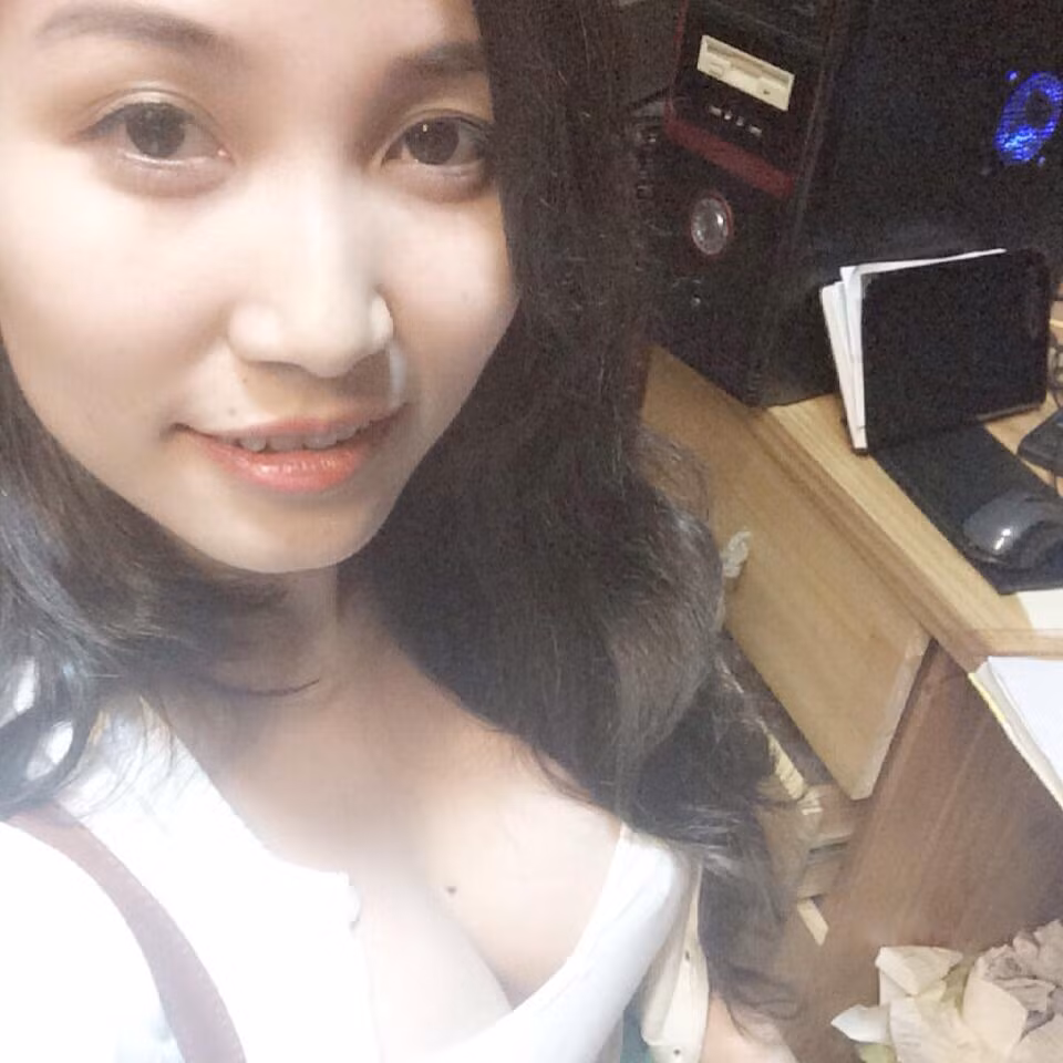 Ngoài ra Hoàng Hằng còn được ngưỡng mộ bởi nhan sắc xinh đẹp, hấp dẫn. Cô nàng 9X không được sắc nước hương trời như các hot girl nhưng vẫn rất trẻ trung, có khuôn mặt rất ăn ảnh.