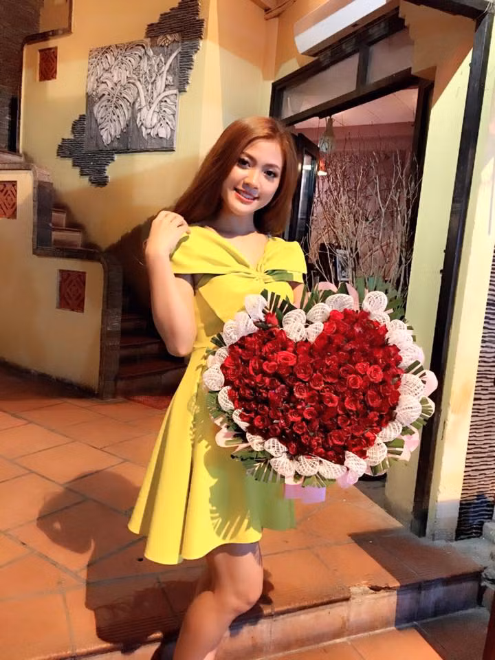 Bình luận về màn cầu hôn, nhiều bạn trẻ tỏ ra khâm phục sự “chịu chơi”, lãng mạn của Quang Anh. Đa số ý kiến cho rằng rất hiếm chàng trai nào dám cầu hôn bạn gái ở nơi đông người, hát và tặng hoa, nhẫn đính hôn như vậy. Màn cầu hôn của cặp đôi trai xinh gái đẹp còn được ví von như “ngôn tình đời thực”, nằm trong mơ ước của nhiều cô gái trẻ, cặp đôi khác.