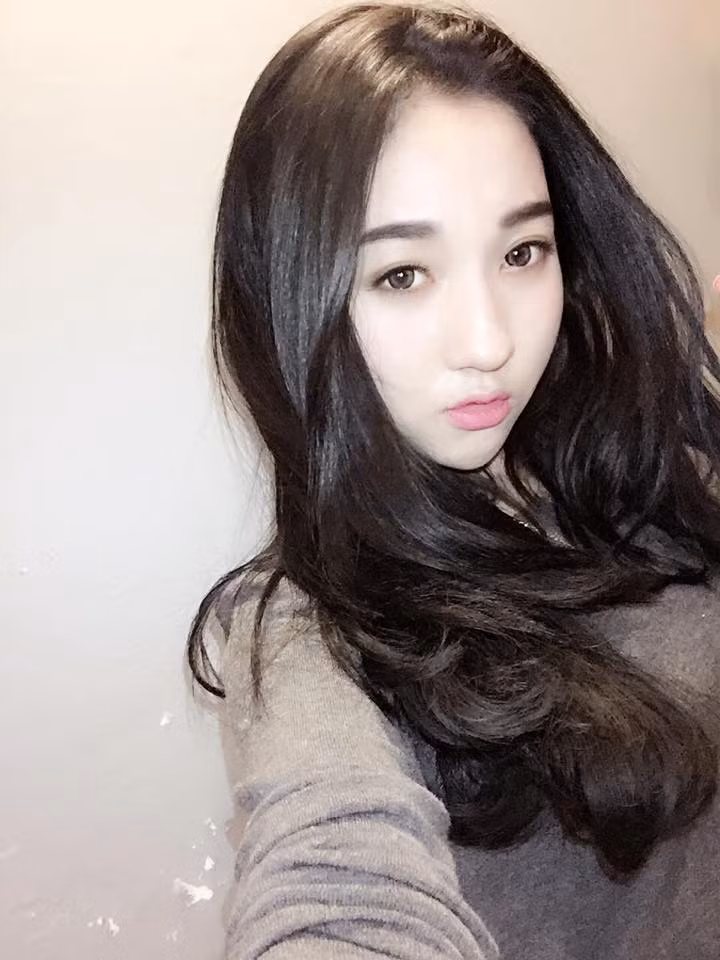 Nhiều dân mạng khen ngợi vẻ đẹp của Hà Trang, gọi cô là “cô đồng hot girl” hoặc “cô đồng trẻ đẹp nhất Hà Nội”. Trước những lời khen, cô đồng 9X xinh đẹp luôn cảm thấy rất vui và từ đó càng thêm mong muốn sẽ làm tốt hơn công việc của mình.