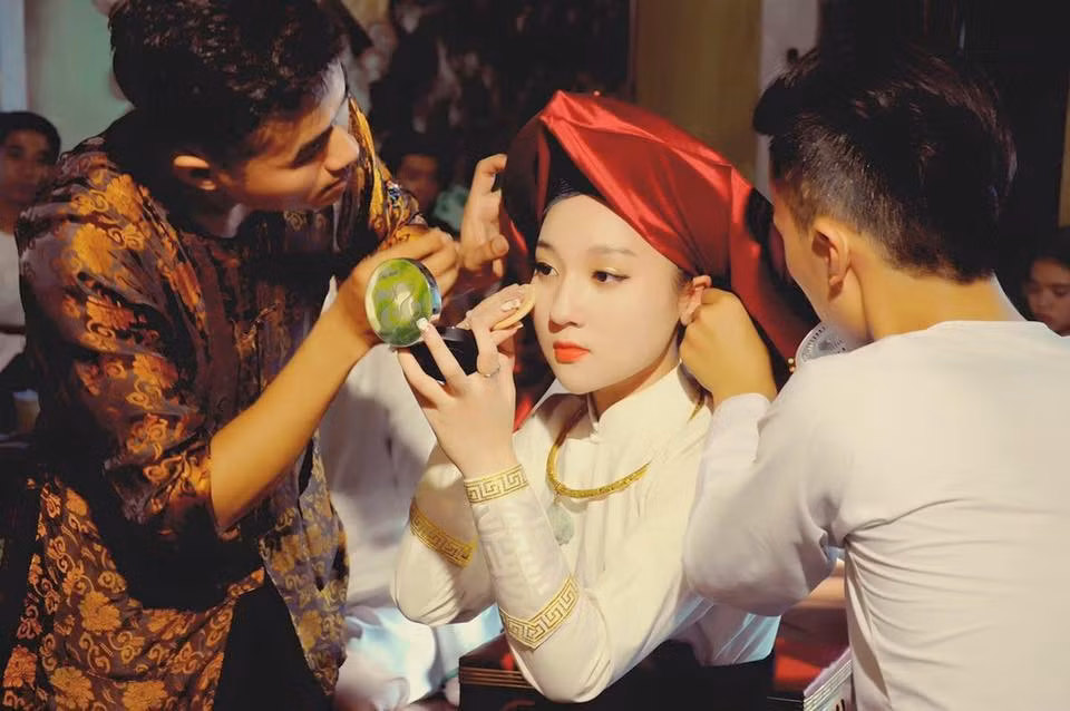 Hoàng Hà Trang được cho là cô đồng trẻ nhất Hà Nội. Hiện tại chưa chạm đến tuổi đôi mươi nhưng Hà Trang đã có kinh nghiệm hơn 1 năm đi hầu đồng. Từ năm 15 tuổi Hà Trang đã có cảm nhận việc trở thành một cô đồng.