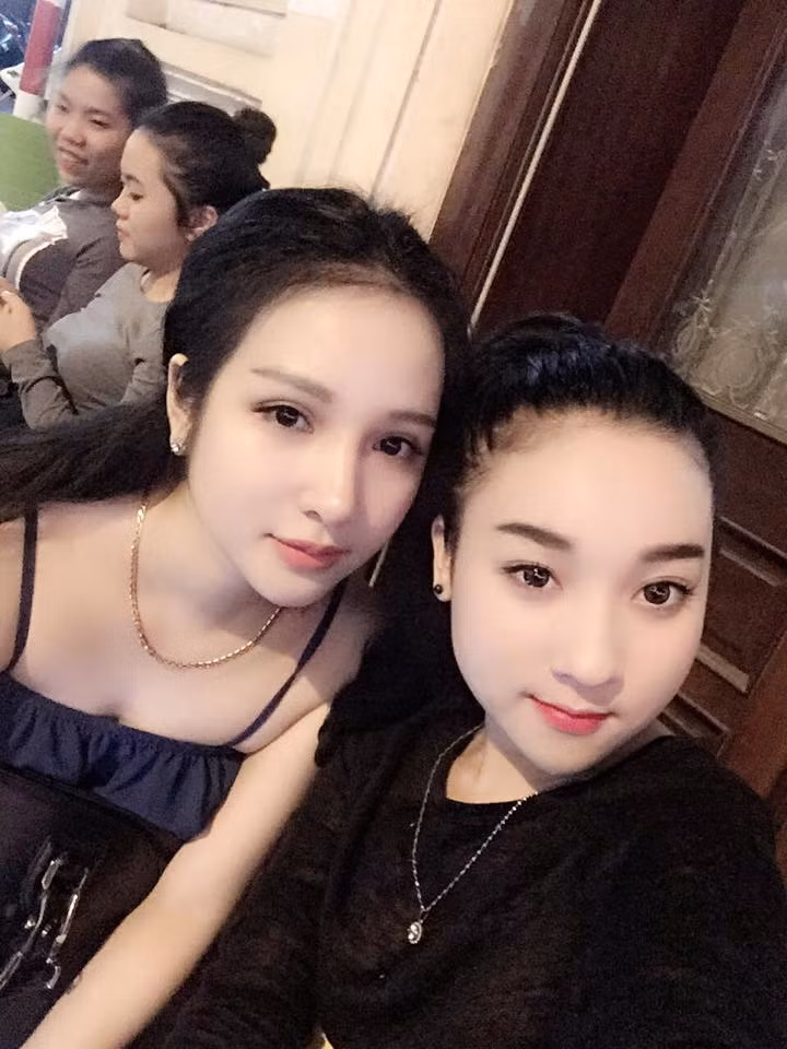 Tuy nhiên với tâm ý hết lòng cho công việc, cảm thấy đây là một công việc tốt, không tạo ảnh hưởng xấu, không gây hại cho ai nên Hoàng Hà Trang vẫn tiếp tục. Những sự hỗ trợ của các tiền bối, anh chị đi trước luôn là nguồn động lực cho Hà Trang trong công việc, xóa bớt cảm giác tủi thân khi không được bố mẹ ủng hộ. Ảnh: Hà Trang chụp ảnh cùng Dương My - một cô đồng 9X xinh đẹp khác cũng rất có tiếng ở Hà thành.