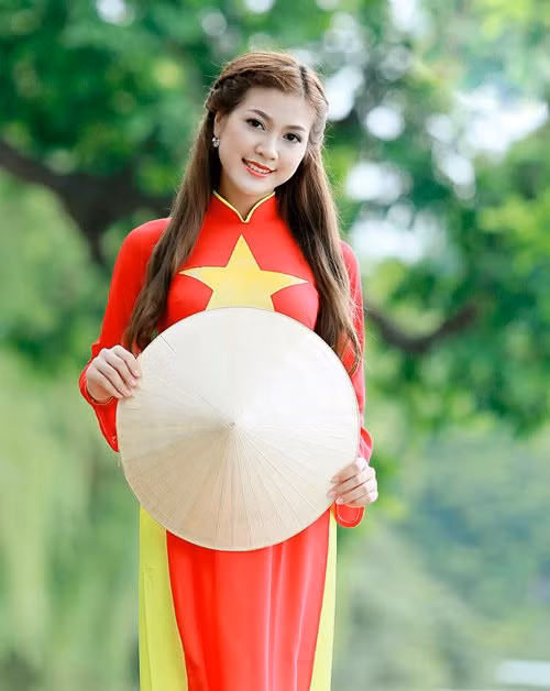 Nhan sắc Thu Hằng - Hoa khôi Sinh viên Hà Nội 2015, nữ nhân vật chính trong màn cầu hôn.