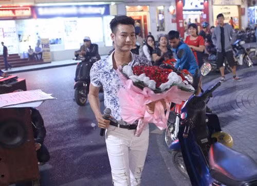 Nhân vật chính của màn tỏ tình hot girl là chàng trai tên Quang Anh. Anh chàng đẹp trai có mặt từ sớm, đón đợi bạn gái, cầm micro nói chuyện mà không e ngại mọi ánh mắt, những người chỉ trỏ, bàn tán xung quanh. Sự xuất hiện của Quang Anh khiến nhiều bạn trẻ thích thú, bất ngờ.