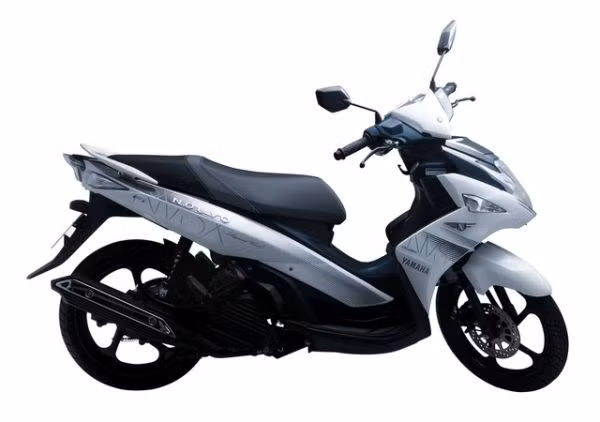  Yamaha Nouvo FI ra mắt tháng 12/2014 với thiết kế hiện đại: đồng hồ kỹ thuật số với đèn LED, dung tích cốp rộng, chân chống điện ngăn khởi động, ổ khóa đa năng và khóa answer-back giúp định vị xe.