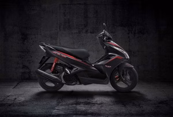  Honda Airblade 125 có những ưu điểm riêng so với hai người anh em Lead và SH Mode: mặt đồng hồ tinh thể lỏng hiển thị đầy đủ thông tin, dung tích cốp rộng, hộp đựng đồ tiện dụng và chân chống ngăn khởi động.