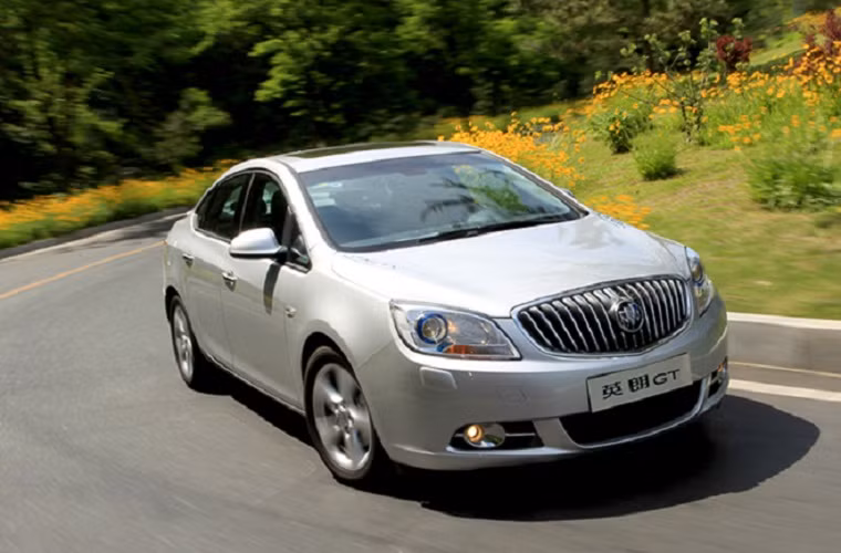 9. Shanghai General Motors Buick Excelle: 293.100 xe. Thế hệ đầu tiên của Buick Excelle được phát triển dựa trên Daewoo Lacetti. Sang thế hệ thứ hai, mẫu sedan cỡ nhỏ này sử dụng khung gầm Delta II của GM.