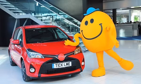 Chiec xe Toyota Yaris 2015 doc nhat cuoi rung ron khi bi cu-Hinh-2