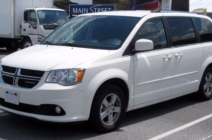  7. Dodge Grand Caravan: Nội thất trong chiếc xe này tương đối chật chội khiến cho các chuyến đi dài trở nên rất khó chịu.