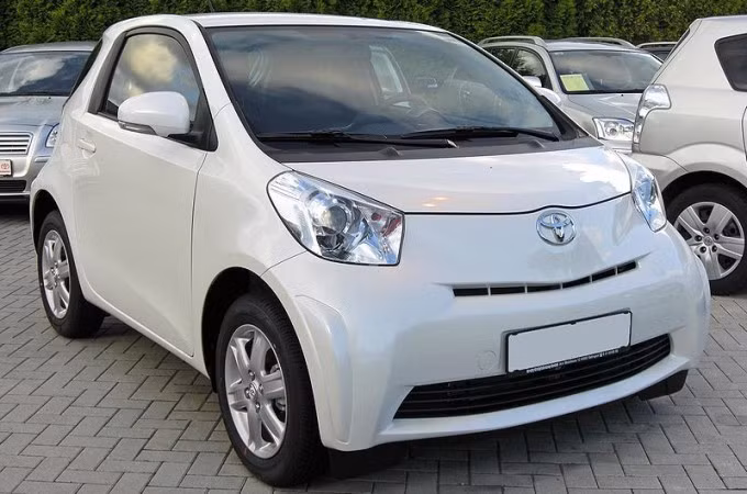  1. Scion IQ: Điều làm cho chiếc xe này không được đánh giá cao là tính năng an toàn và tiếng ồn khó chịu khi tăng tốc. Chiếc xe có lẽ chỉ phù hợp để lái đi trong thành phố.