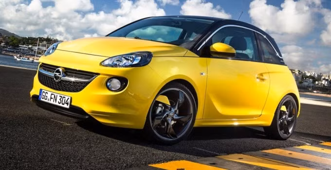  3. Vauxall Adam: Trái ngược với vẻ ngoài bắt mắt, chiếc xe này có công suất rất hạn chế và không gian phía sau nhỏ.