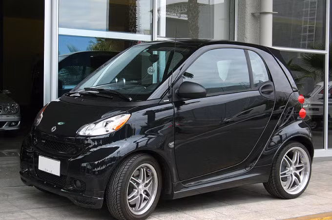  2. Smart Fortwo: Với công suất khiêm tốn, chiếc xe này chắc chắn không phù hợp với những chuyến hành trình dài.