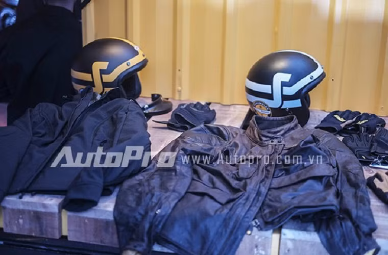 Mũ bảo hiểm và áo khoác jacket là một trong những phụ kiện không thể thiếu của giới biker.