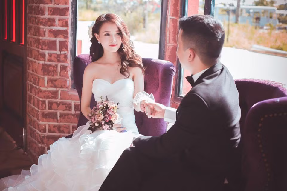 Quỳnh Anh tiết lộ rằng chồng cô là một người không chỉ nấu ăn ngon mà còn rất khéo. Thời gian cô ở cữ, chồng là người luôn thường trực bên cạnh, “chăm đến tận răng”, rất tỉ mỉ và cẩn thận. Hàng ngày anh chồng này luôn tự vào bếp nấu ăn cho vợ, có thời gian rảnh lại tắm cho con.