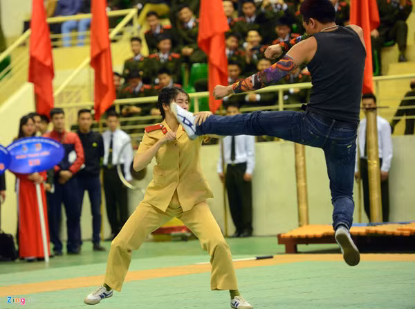Trong những năm là học viên cảnh sát, Hoài Thương đã từng nhận được bằng khen của Bộ trưởng Bộ Công an, bằng khen của Tổng cục Chính trị CAND, bằng khen của TW Đoàn, bằng khen của Đoàn thanh niên Bộ Công an, giấy khen của Cục tham mưu tác chiến K20, 5 giấy khen của Hiệu trưởng và 2 giấy khen của Đoàn thanh niên trường Cao đẳng Cảnh sát nhân dân 1. Ảnh: Zing.