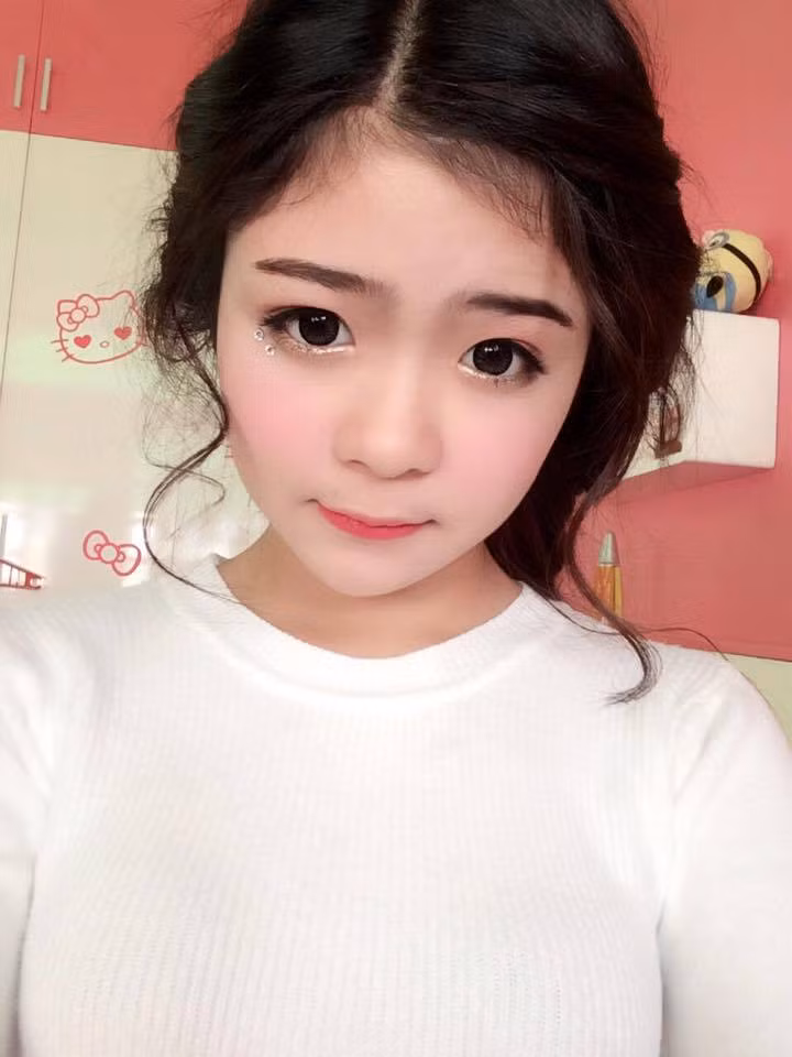 Gương mặt đậm chất Hàn Quốc, nước da trắng mịn, khuôn mặt baby và nét biểu cảm dễ thương của Ann Dâu được nhiều người ví như búp bê barbie phiên bản Việt.