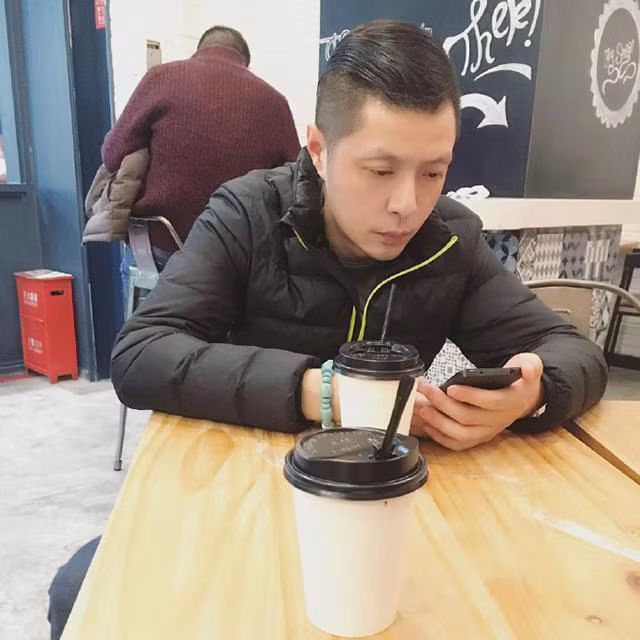 Bức ảnh chụp cận cảnh ông bố điển trai. Có thể thấy từ gương mặt, mái tóc đến phong thái của ông bố không có chút nào hằn lên dấu vết thời gian, ngược lại bố cô ngày càng trẻ hơn so với trước.