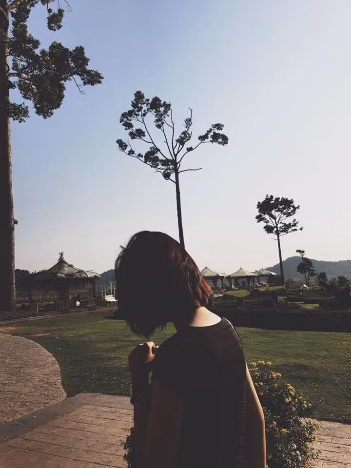 Bức ảnh chụp từ đằng sau của Bảo Trân trong chuyến du lịch nước ngoài chào đón tuổi 18.