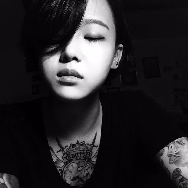 Trên cơ thể của cô gái xuất hiện rất nhiều những hình xăm cỡ đại, từ cánh tay, chân cho đến phần lưng, ngực. Ngày nay, các cô gái xăm kín mình không còn là điều quá mới lạ, tuy nhiên chính từ những hình xăm này dân mạng đồn đoán về giới tính thực sự của cô gái.