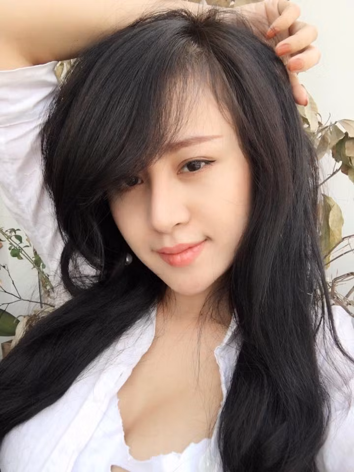 Nếu so với Bà Tưng gây ồn ào với sự ngông cuồng cách đây hơn 2 năm, Bà Tưng hay hot girl Huyền Anh hiện tại đã thực sự khác lạ và thay đổi. Cô gái trẻ giàu khát khao bước chân vào giới showbiz đang rất cố gắng, ngày ngày thể hiện bản thân và những tài năng tiềm ẩn của mình, mong muốn được công chúng đón nhận.
