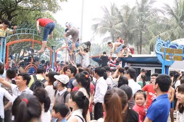 Trèo tường, vượt rào, tranh giành nhau từng mét đất, từng khoảng trống chen chân... từ lâu đã là những hành động, hình ảnh xấu của người dân Việt Nam gây nhức nhối.