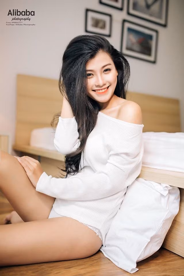 Coi chụp ảnh và làm mẫu là một công việc, ngoài ra Cẩm Nhung còn mượn việc chụp ảnh để lưu giữ lại những khoảnh khắc đẹp của tuổi thanh xuân. Cô gái sinh năm 1996 thực sự không đồng tình với quan điểm của nhiều dân mạng, hễ cứ thấy ai chụp ảnh sexy, gợi cảm là cho rằng họ đang khoe hàng để chơi trội, gây sự chú ý.