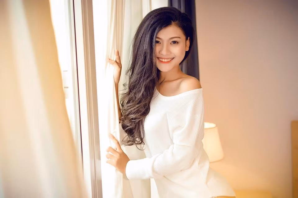Dù tiết lộ bản thân thích theo đuổi mọi phong cách, nhưng với Cẩm Nhung, hình ảnh nổi bật nhất, ấn tượng nhất của cô thường là mang phong cách sexy, quyến rũ. Ngoài bộ ảnh "Cô lang y", Cẩm Nhung còn có rất nhiều bộ ảnh khác mang nhiều concept khác nhau, nơi cô khoe được vẻ đẹp hình thể và ba vòng cơ thể hút mắt người xem.