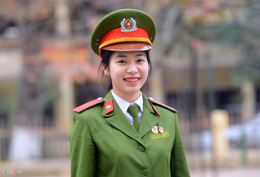 Cha mẹ đều làm giáo viên, song cô gái 21 tuổi lại có ước mơ được khoác lên mình màu áo lực lượng công an nhân dân giống như cô của mình. Thương thi vào Học viện Cảnh sát Nhân dân, kết quả đạt 27 điểm khối A. Thiếu 0,5 điểm, Thương đăng ký vào Cao đẳng Cảnh sát Nhân dân 1.