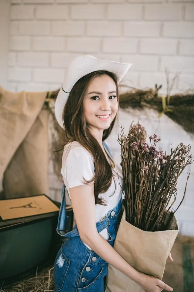 Vy Quách từng học Marketing tại ĐH Tài chính - Marketing, hiện nay công việc chính của cô gái trẻ là Event Manager của một công ty truyền thông tại TP.HCM. Bên cạnh đó, Vy Quách cũng là cô chủ của một cửa hàng Yogurt mang tên Icevy tại trung tâm Quận 1, không những thế, Vy Quách tiết lộ cô vẫn đang cố gắng hoàn thành khoá học MBA về Marketing.