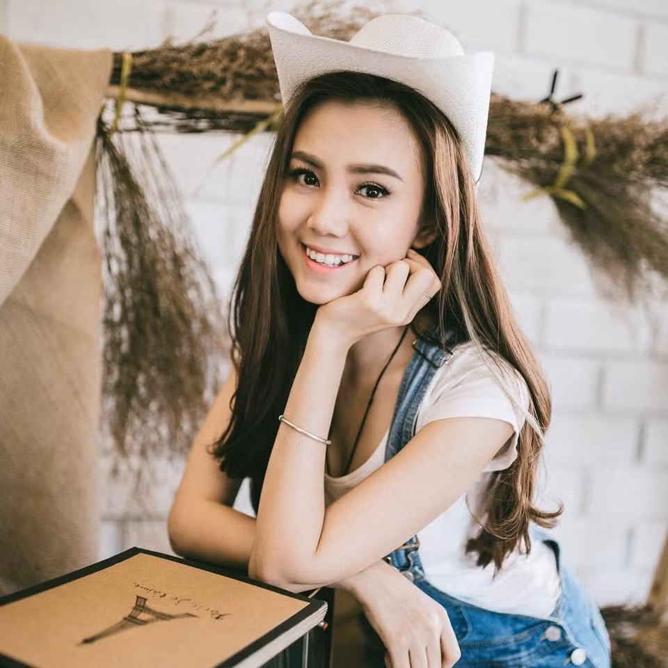 Với khung cảnh cổ điển nhẹ nhàng của một nông trại, Vy Quách nổi bật cùng nụ cười tươi tắn, rạng ngời.