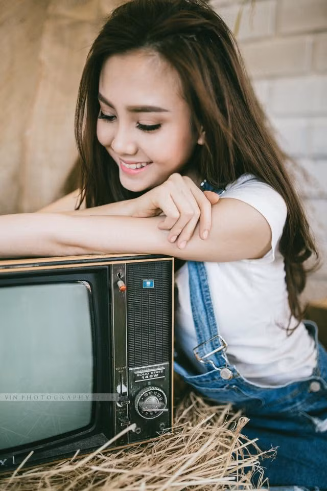 Vy Quách để lại ấn tượng trong lòng người hâm mộ bởi khuôn mặt nữ tính, xinh đẹp và nụ cười trong veo như nắng mai. Lỗi diễn xuất nhẹ nhàng, tinh tế trong các MV từng thể hiện giúp cô chiếm được nhiều cảm tình của giới trẻ.