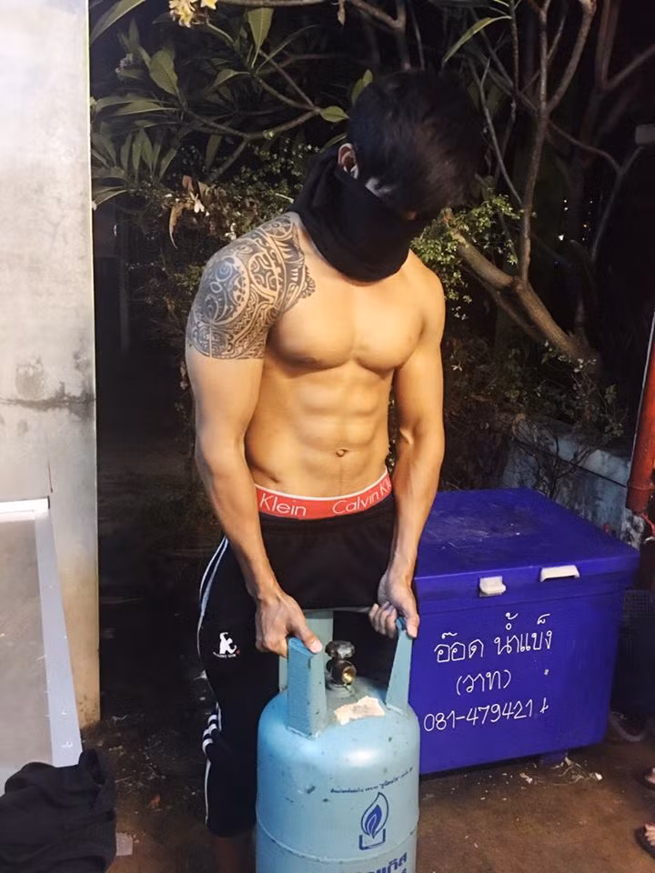Ấn tượng bởi thân hình săn chắc, vòng 1 vạm vỡ và gương mặt điển trai, quán ăn của Kritsada Saekwang đông lên từng ngày vì fan hâm mộ nữ liên tục tìm đến. Không chỉ riêng bếp trưởng, ngay cả các nhân viên của quán mỳ cũng thuộc hạng men lì, thân hình nóng bỏng.
