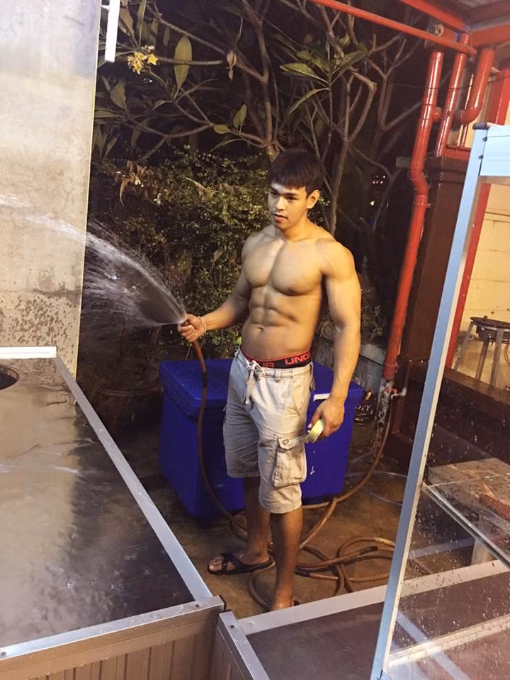 Có được thân hình vạn người mê như hiện tại Kritsada Saekwang đã phải mất nhiều năm tập thể hình khá vất vả. Bên cạnh thời gian dành cho quán mỳ, Kritsada Saekwang còn là huấn luyện viên thể hình dạy khoa thể dục thẩm mỹ tại trường đại học Rangsit. .