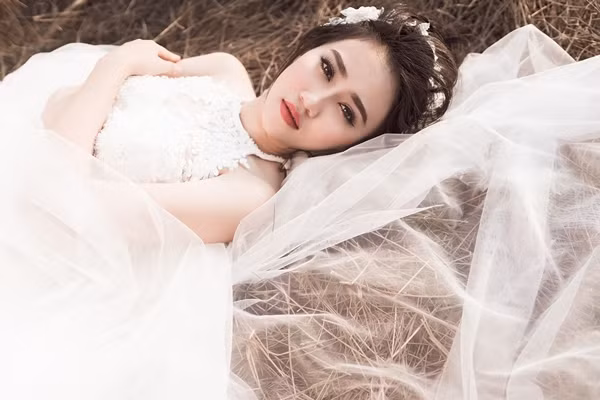 Sau khi đạt được thành công ban đầu để khán giả nhớ về mình với vai trò của người diễn viên, năm 2015 Lona Huỳnh lấn sân sang cuộc thi người đẹp. Tại cuộc thi Duyên dáng áo dài 2015, mỹ nữ trường nghệ thuật đã vượt qua rất nhiều đối thủ nặng ký để giành giải Á khôi Duyên dáng Áo dài 2015.